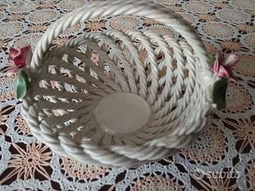 Cestino in porcellana con fiori alle estremità