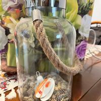Vaso trasparente con pietre decorative