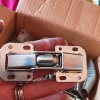 Cerniere per ante armadi