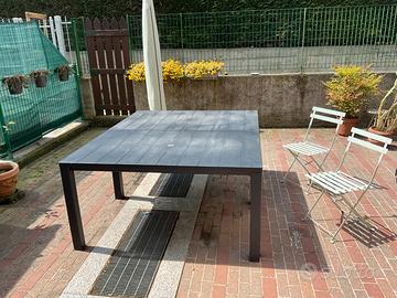 Tavolo e sedie da esterno