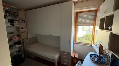 Camera singola completa: letto, armadio e mensole
