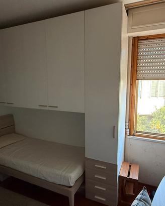Camera singola completa: letto, armadio e mensole
