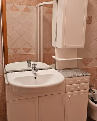 Mobile bagno completo di lavandino e rubinetto