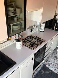 Cucina bianca con lavastoviglie e forno