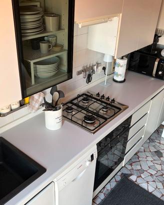 Cucina bianca con lavastoviglie e forno