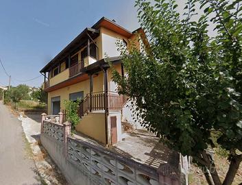 Casa indipendente e terreno con ulivi