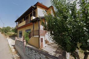 Casa indipendente e terreno con ulivi