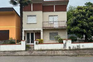 VIlletta unifamiliare indipendente con corte