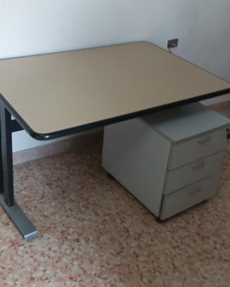 scrivania più cassettiera con chiavi