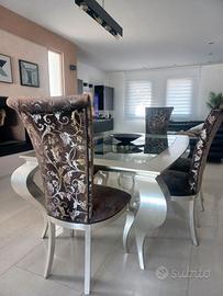 Tavolo e sedie di pregio