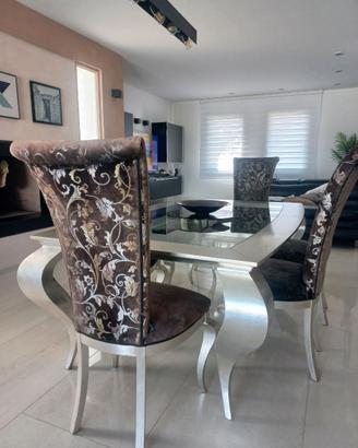 Tavolo e sedie di pregio