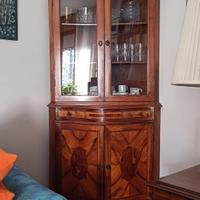 Angoliera con vetrina