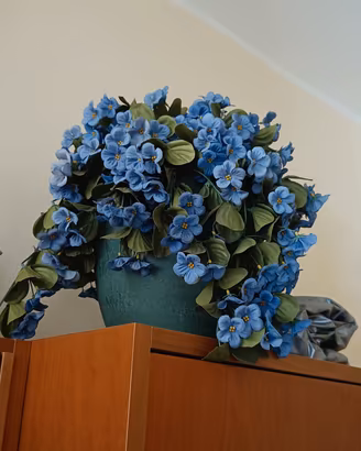 Composizione di fiori finti
