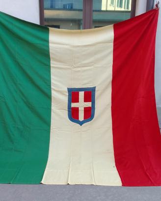 Bandiera italiana con stemma Savoia