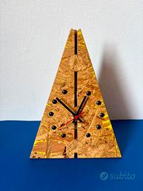 Orologio tavolo triangolare in legno artigianale