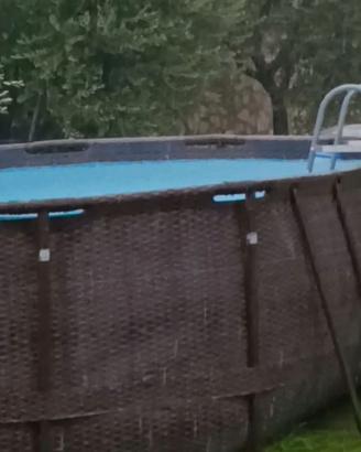 PISCINA CON SCALETTA