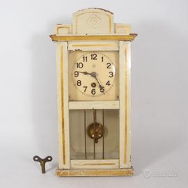 Antico orologio a pendolo da parete in legno