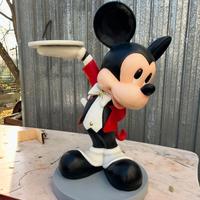 Statua ‘Topolino’ maggiordomo-cameriere