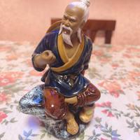 Statuina che raffigura un anziano pescatore