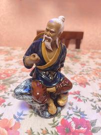 Statuina che raffigura un anziano pescatore