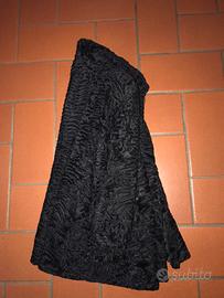 Pelliccia di agnellino nero con interno in raso