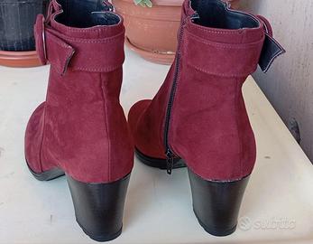 Stivaletti donna Adele in camoscio bordeaux.