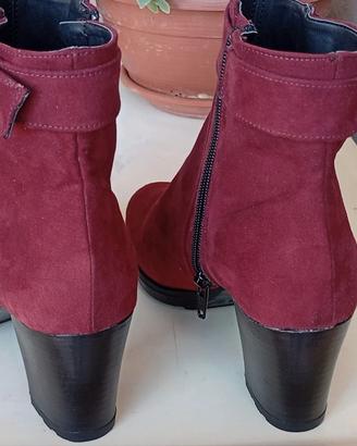 Stivaletti donna Adele in camoscio bordeaux.