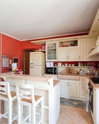 Cucina ad angolo con isola completa