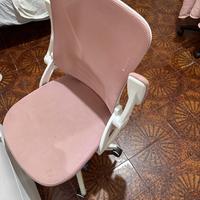 Sedia e scrivania bianca