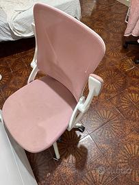 Sedia e scrivania bianca