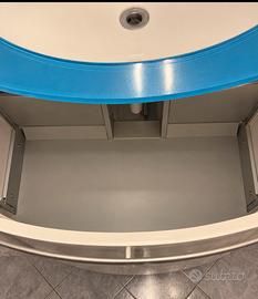 Mobile bagno con lavabo e grande specchio