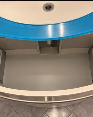 Mobile bagno con lavabo e grande specchio