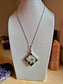 collana  con fiore bianco