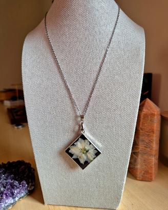 collana  con fiore bianco