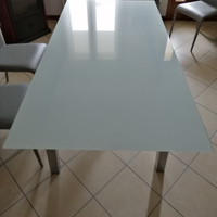 Tavolo con vetro temperato