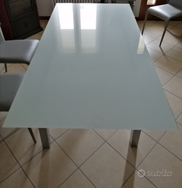 Tavolo con vetro temperato