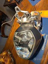 Faro BMW R1200R LC con supporto