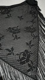 Scialle nero in cotone con frange