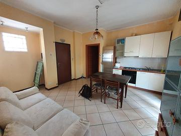 Stanza singola a Biassono posto auto-libera subito