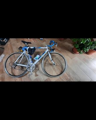 Bici da corsa Carnelli Vintage bianca e blu