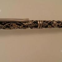 Penna cesellata con disegni di viti e uva