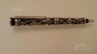 Penna cesellata con disegni di viti e uva