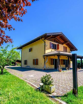 Villa di 284 m² con più di 5 locali e box auto dop