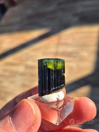 Tormalina blu cap con albite 