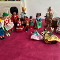 Collezione di 12 bamboline souvenir dal mondo