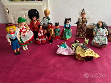 Collezione di 12 bamboline souvenir dal mondo