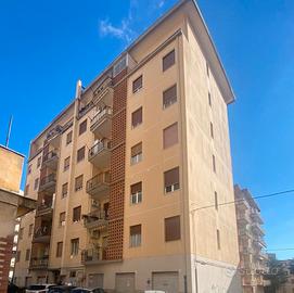 Centrale e luminoso appartamento via Foscolo