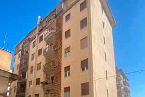 Centrale e luminoso appartamento via Foscolo