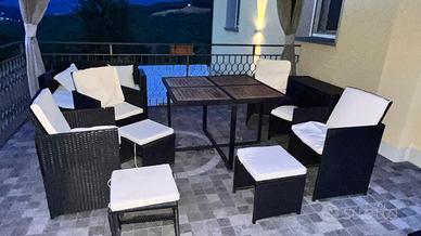 Tavolo da esterno con sedie/poltrone