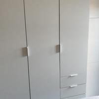 Armadio bianco e color legno chiaro